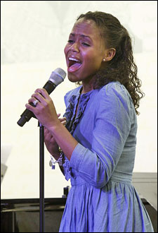 Nikki Renée Daniels singing at Scott Alan’s cd release event